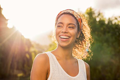 Woman smiling infant of the beautiful setting sun
